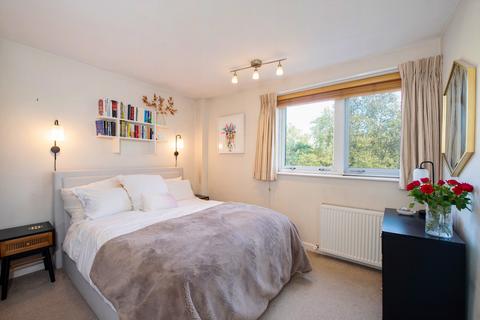 2 bedroom flat for sale, Parkgate Road, London, SW11