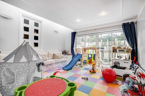11a The Ridings, London, W5 3BT