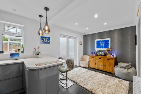 28 Alberta Drive, Smallfield, Horley, RH6 9QU
