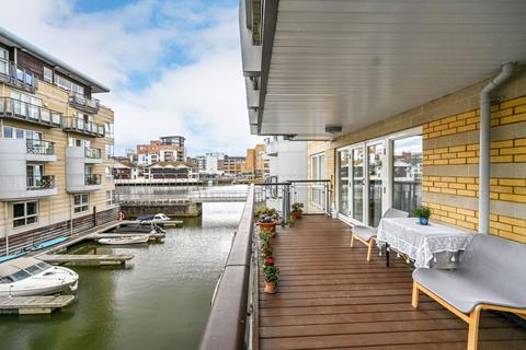 2 bedroom flat for sale, Marina Place, Hampton Wick, Kingston upon Thames, KT1