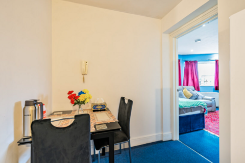 2 bedroom flat for sale, Hampshire GU11