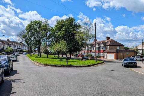 4 bedroom end of terrace house for sale, Oak Hill Crescent, Woodford Green, IG8