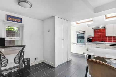 2 bedroom flat for sale, Broughton Road, London, SW6