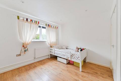 2 bedroom flat to rent, Southampton Way, Peckham, London, SE5