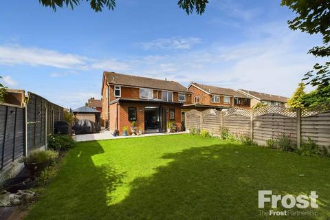 17 Thornbank Close, Staines, TW19 6AL