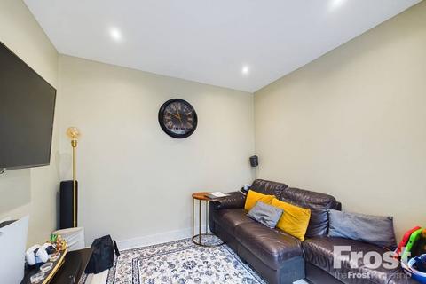 17 Thornbank Close, Staines, TW19 6AL