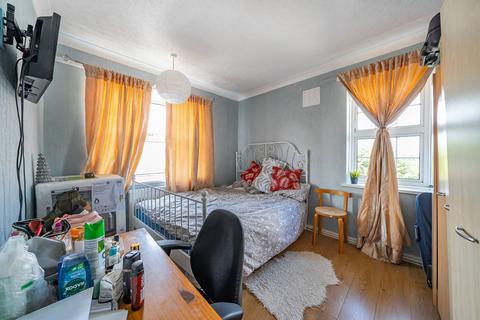 2 bedroom flat to rent, London Road, Mitcham, CR4