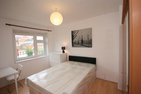 4 bedroom maisonette to rent, Hereford Street, E2 6EX
