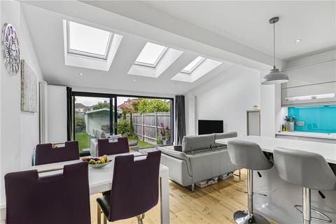 8 Vincam Close, Twickenham, TW2 7AB