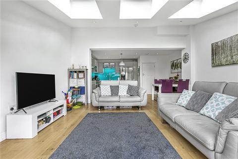 8 Vincam Close, Twickenham, TW2 7AB
