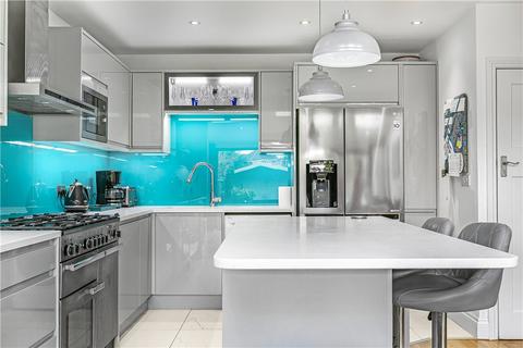 8 Vincam Close, Twickenham, TW2 7AB