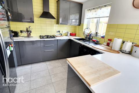 3 bedroom end of terrace house for sale, Salisbury Close, Rayleigh