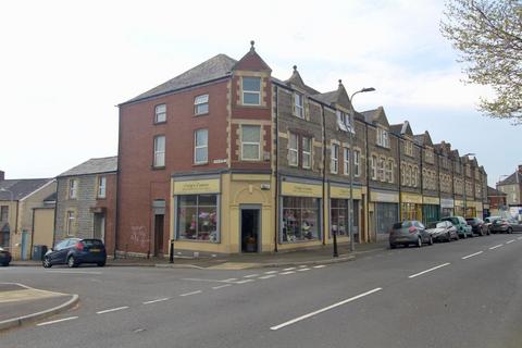 9 bedroom end of terrace house for sale, Holton Road, Barry CF63