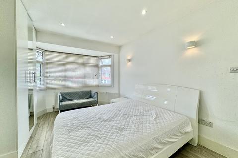 1 bedroom in a house share to rent, Colin Park Road, London NW9