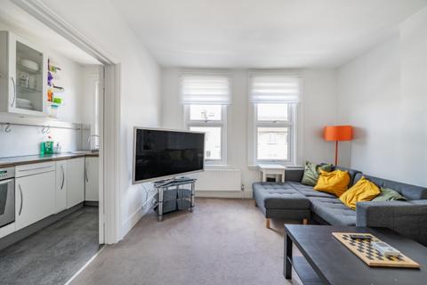2 bedroom flat to rent, Strathblaine Road London SW11