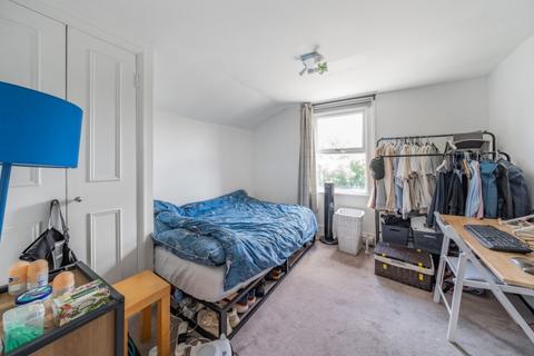 2 bedroom flat to rent, Strathblaine Road London SW11
