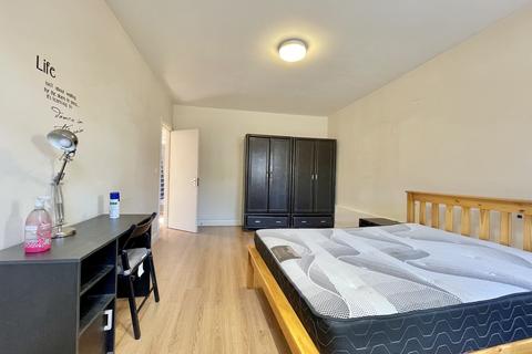 1 bedroom in a flat share to rent, Regents Park Road, Finchley Central, London N3