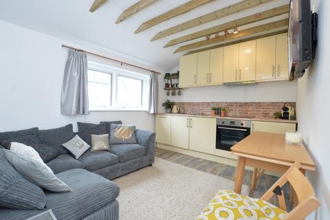 1 bedroom flat to rent, Woodlands Road, Redhill