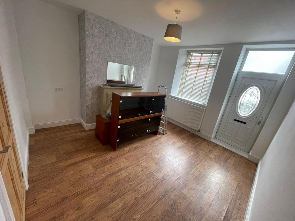 Market Street, Cudworth 3 bed terraced house to rent £700 pcm (£162 pw)
