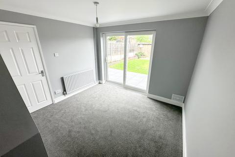 3 bedroom terraced house to rent, 26 Paprills