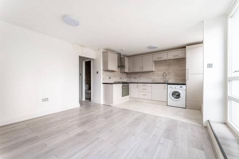 4 bedroom flat to rent, Aytoun Road, Brixton, London, SW9