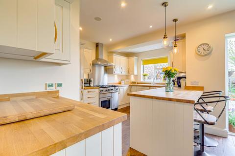 4 bedroom detached house for sale, St James Gardens, Westcliff-on-sea, SS0