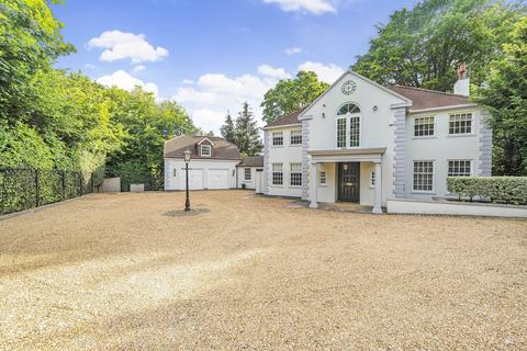 5 bedroom detached house to rent, Roundhill Drive, Woking, GU22