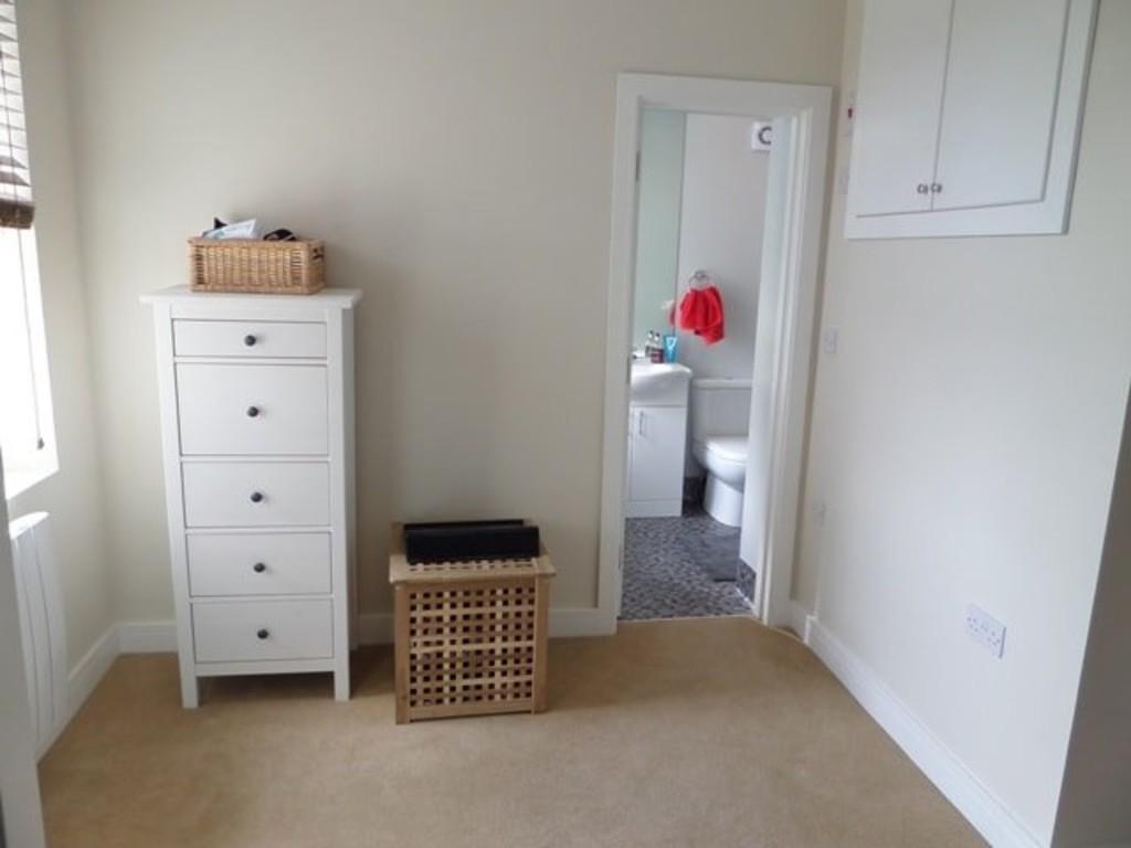 Apartment in Middlesex - View 4