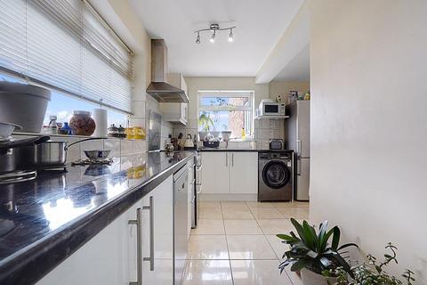 4 bedroom semi-detached house to rent, Beacon Road, Chatham