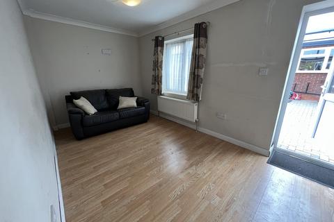 1 bedroom ground floor flat to rent, Wentworth Road, Southall