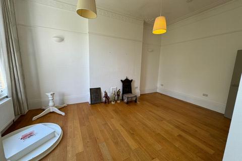 4 bedroom flat for sale, Chalcot Gardens, Loondon NW3
