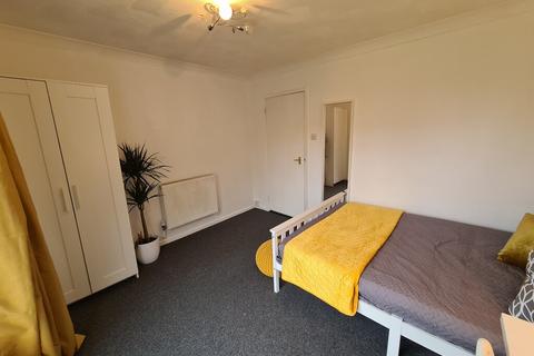 1 bedroom in a flat share to rent, Goldwell Road - M