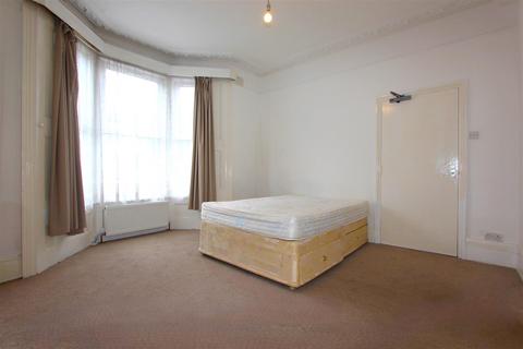 Studio to rent, Ravenstone Road, London N8