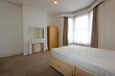 Studio to rent, Ravenstone Road, London N8