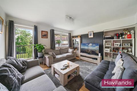 3 bedroom flat for sale, The Poplars, London