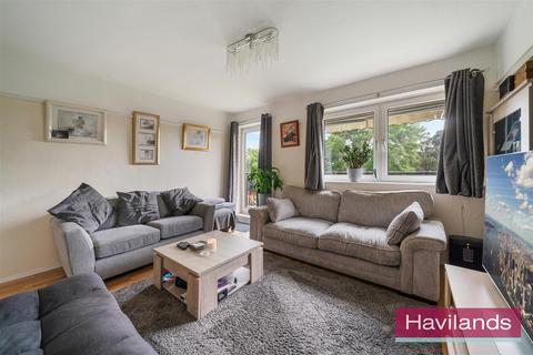 3 bedroom flat for sale, The Poplars, London