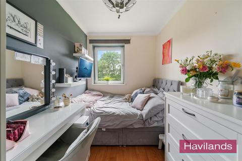 3 bedroom flat for sale, The Poplars, London