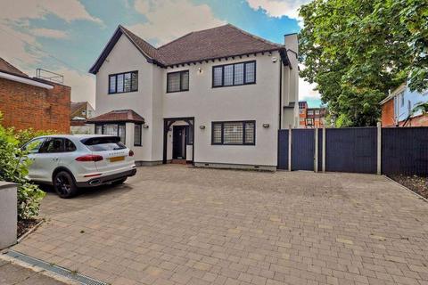 5 bedroom detached house to rent, King Edwards Road, Ruislip