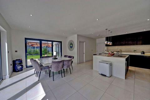 5 bedroom detached house to rent, King Edwards Road, Ruislip