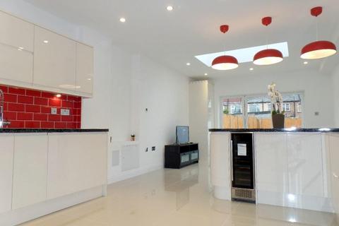 4 bedroom terraced house for sale, Lyndhurst Road, London N18