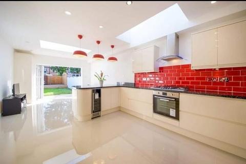 4 bedroom terraced house for sale, Lyndhurst Road, London N18