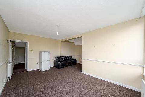 2 bedroom apartment for sale, Chingford Avenue, London E4