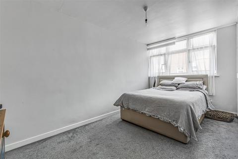 3 bedroom flat for sale, Woking Close, Putney, SW15