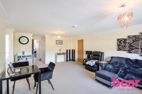 2 bedroom flat for sale, Carlton Avenue, Westcliff-on-Sea SS0