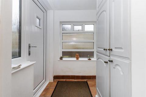 3 bedroom detached bungalow to rent, Ennerdale Road, Hanging Heaton Dewsbury, West Yorkshire