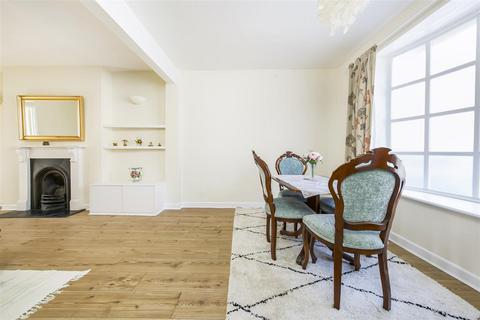 12 Queens Terrace, Isleworth, TW7 7DB