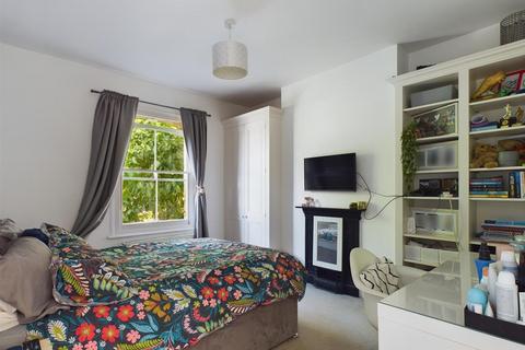 3 bedroom semi-detached house to rent, Edward Road, Hampton Hill