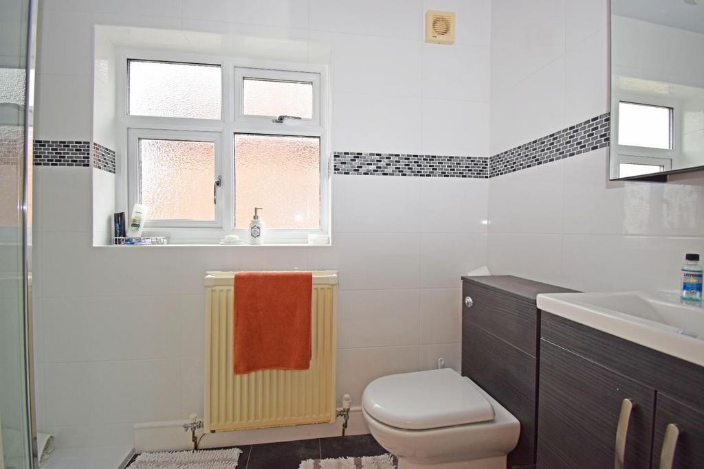 198 A Old Birmingham Road, shower a.jpg