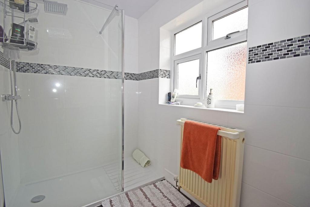 198 A Old Birmingham Road, shower b.jpg