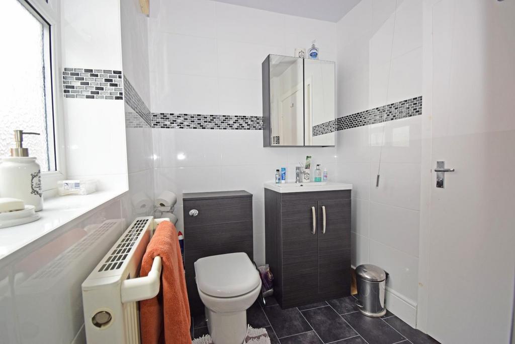 198 A Old Birmingham Road, shower c.jpg